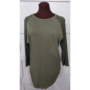 EUC LULAROE RANDY RAGLAN TEE OLIVE DRAB STRIPE SLEEVE SIZE LARGE